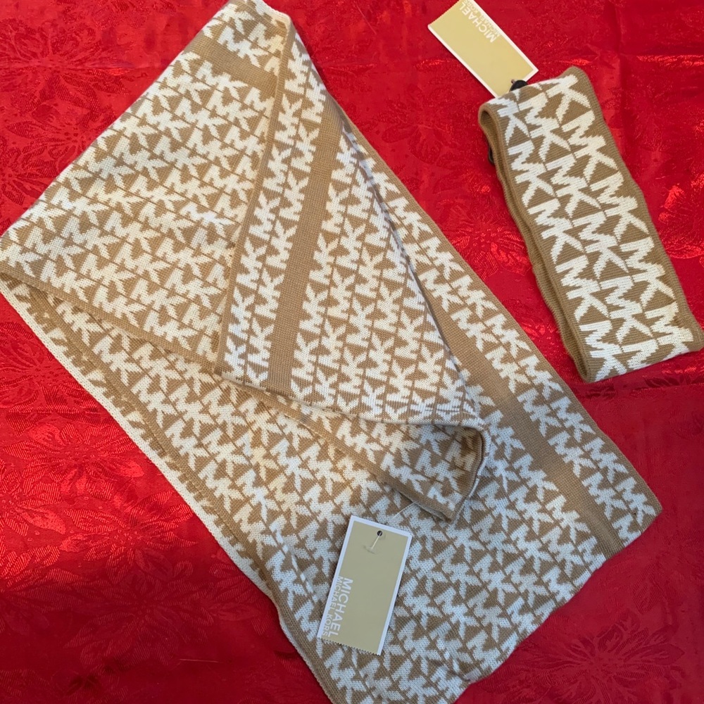 Michael Kors Winter Scarf Set